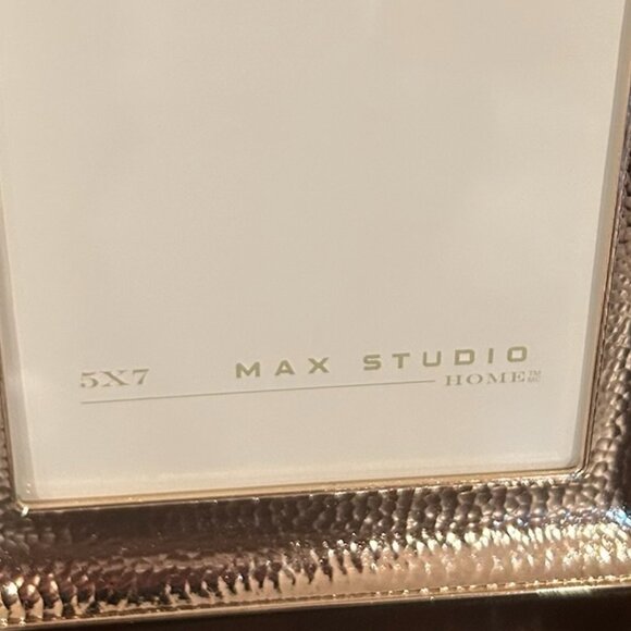 NWT Max Studio Home Hammered Gold Tone Photo Frame, size 5x7 - Picture 7 of 8